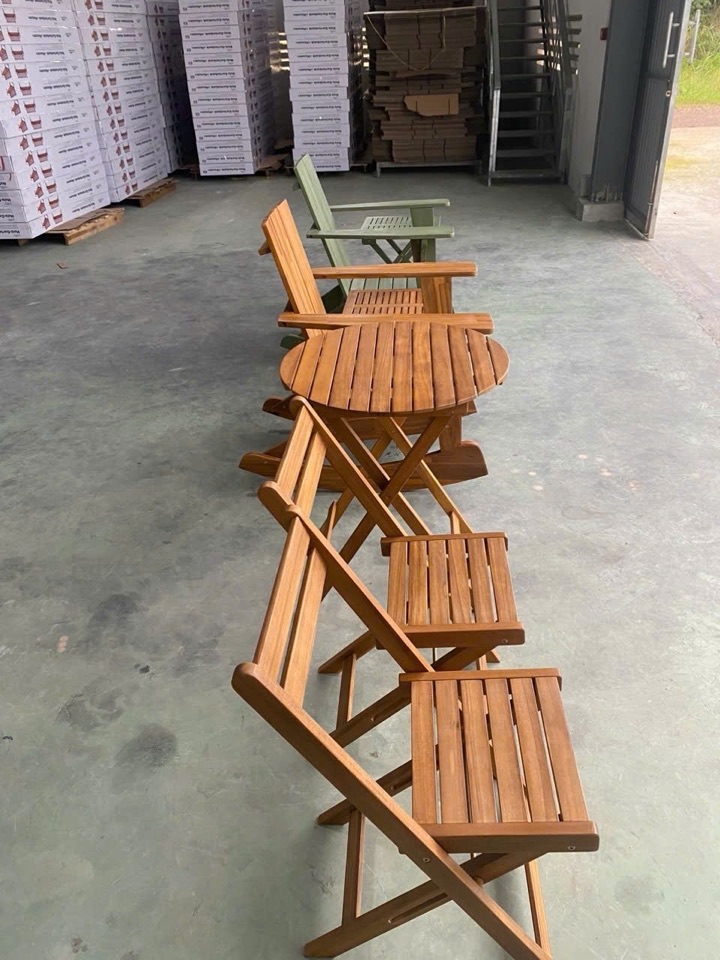 Bàn ghế gỗ ngoài trời sau khi nhúng sơn · Outdoor furniture after dip coating